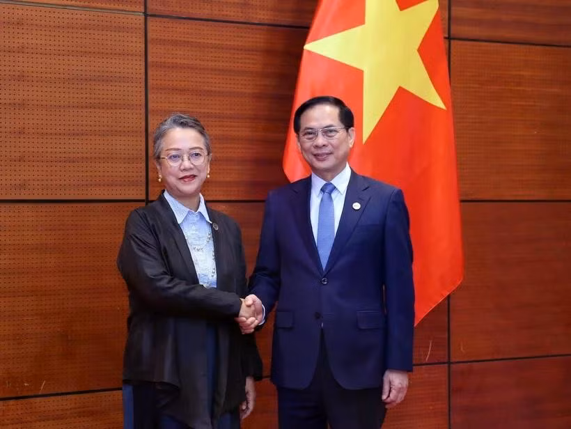 Deputy Prime Minister and Minister of Foreign Affairs Bui Thanh Son (R) and Armida Salsiah Alisjahbana, Under-Secretary-General of the United Nations (UN) and Executive Secretary of its Economic and Social Commission for Asia and the Pacific (ESCAP), in Hanoi on April 17. (Photo: VNA)