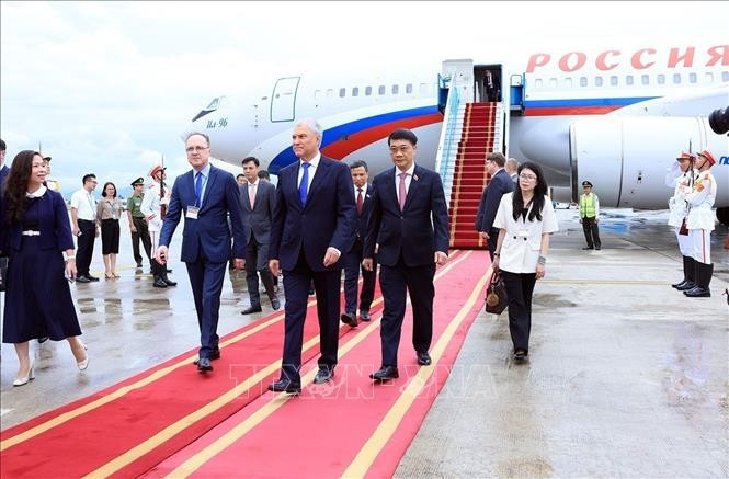 The welcome ceremony for Chairman of the State Duma of the Federal Assembly of the Russian Federation Vyacheslav Volodin at the Noi Bai International Airport. (Photo: VNA)