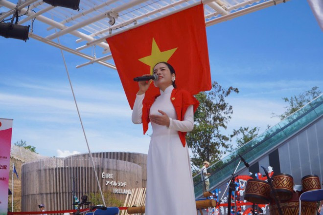 A Vietnamese singer performs at World EXPO 2025 Osaka. (Photo: VietnamPlus)