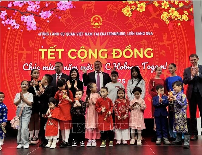 Children receive lucky money at a gathering hosted by the Vietnamese Consulate General in Ekaterinburg city, Russia, ahead of the Lunar New Year (Tet) Festival, (Photo: VNA)