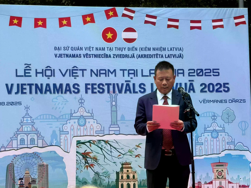 Vietnamese Ambassador to Sweden and Latvia Tran Van Tuan speaks at the event. (Photo: VNA)