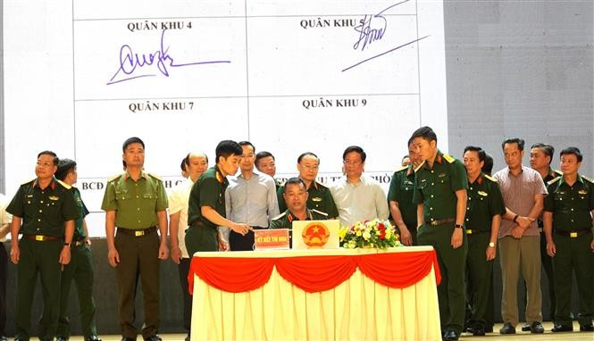 Representatives of ministries, agencies, and 21 coastal provinces and cities sign an agreement to carry out a peak emulation campaign against IUU fishing. (Photo: VNA) 