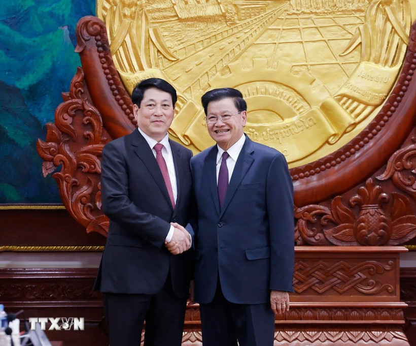Stae President Luong Cuong (left) and General Secretary of the Lao People's Revolutionary Party (LPRP) Central Committee and President Thongloun Sisoulith in Vientiane on April 24. (Photo: VNA)