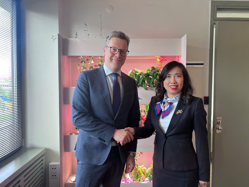 Deputy Foreign Minister Le Thi Thu Hang (right) and Estonia's Undersecretary for Political Affairs Martin Roger (Photo: baoquocte.vn)