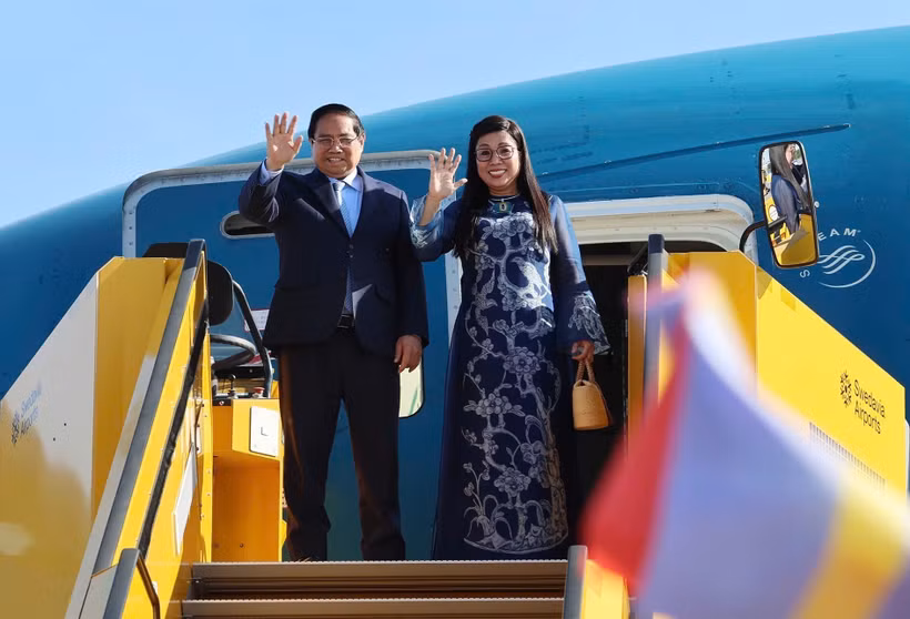 Prime Minister Pham Minh Chinh and his spouse leave Stockholm on June 13 afternoon (local time), concluding their official visit to Sweden. (Photo: VNA)