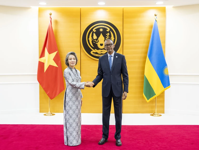 Rwandan President Paul Kagame (R) receives Vietnamese Ambassador to Tanzania and Rwanda Vu Thanh Huyen. (Photo: VNA)