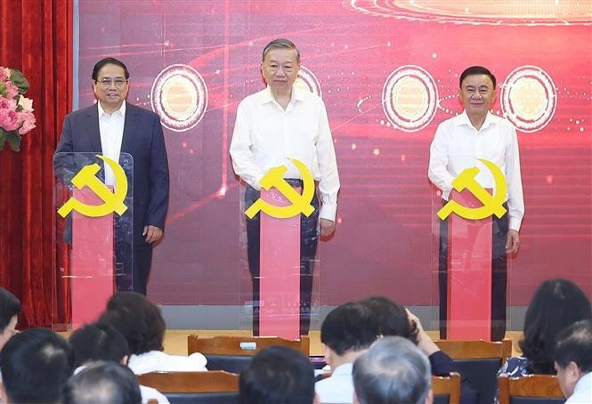 From left: Prime Minister Pham Minh Chinh, Party General Secretary To Lam and permanent member of the Party Central Committee's Secretariat Tran Cam Tu launch three digital platforms which are vital to Resolution 57’s performance. (Photo: VNA)