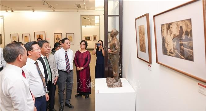 People visit the art exhibition to honour generations of contributors to national independence begins at the Vietnam Fine Arts Museum in Hanoi on August 15. (Photo: VNA)