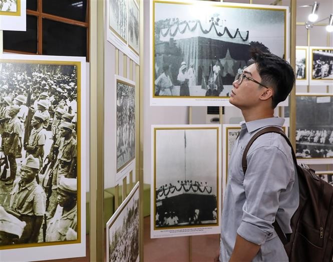 A young visitor at the exhibition. (Photo: VNA)