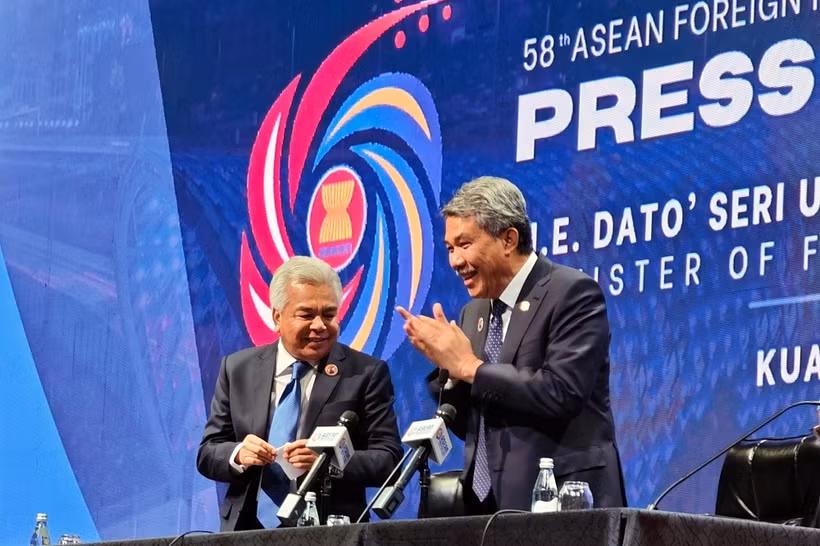 Malaysian Foreign Minister Mohamad Hasan (right) with Foreign Ministry Secretary-General Amran Mohamed Zin at a press conference held at the Kuala Lumpur Convention Centre on July 11. (Photo: Bernama)