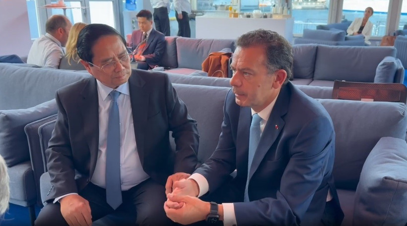 Prime Minister Pham Minh Chinh (L) meets with his Portuguese counterpart Luis Montenegro in Nice, France, on June 9 (Photo: VNA)