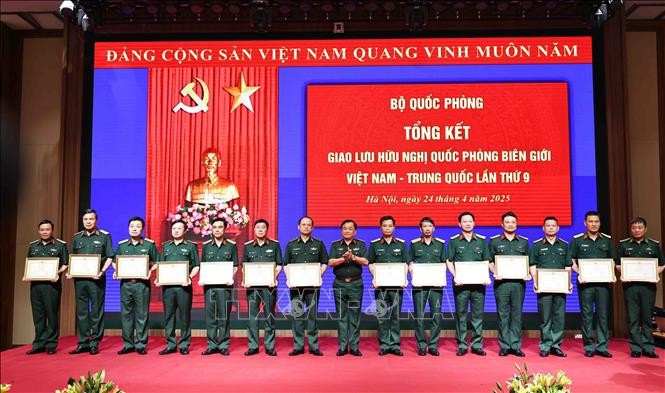Deputy Minister of National Defence Sen. Lieut. Gen. Hoang Xuan Chien presents certificates of merit awarded by the Minister of National Defence to units for their contributions to the success of the 9th Vietnam-China Border Defense Friendship Exchange. (Photo: VNA)