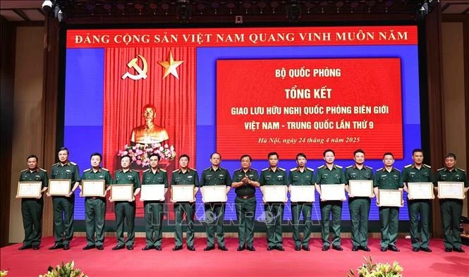 Deputy Minister of National Defence Sen. Lieut. Gen. Hoang Xuan Chien presents certificates of merit awarded by the Minister of National Defence to units for their contributions to the success of the 9th Vietnam-China Border Defense Friendship Exchange. (Photo: VNA)