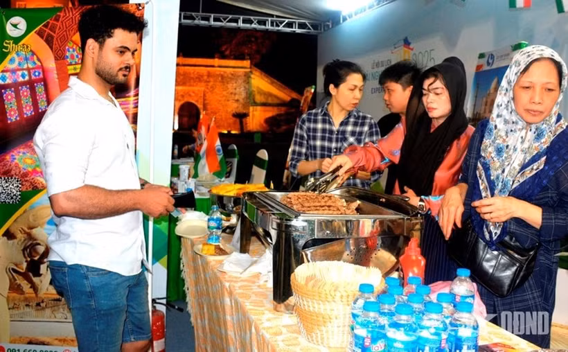 Tourists at the Hanoi Tourism Festival 2025 (Photo: qdnd.vn)