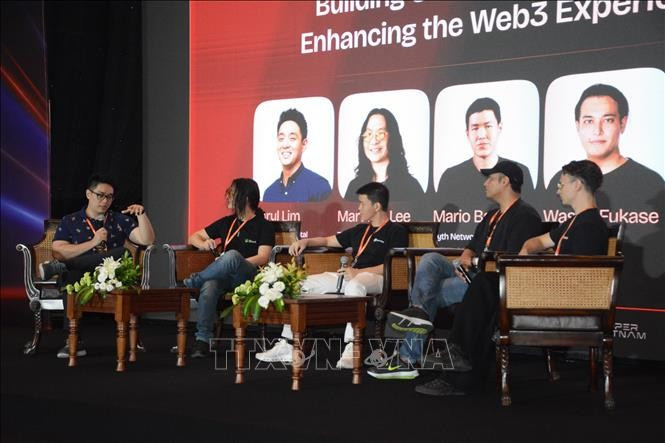 Experts take part in a forum about technology held within the framework of the Vietnam Blockchain and Artificial Intelligence Week. (Photo: VNA)