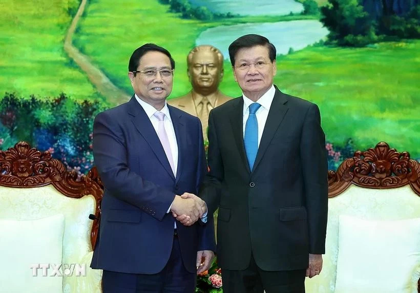 Prime Minister Pham Minh Chinh (L) meets with Lao Party General Secretary and State President Thongloun Sisoulith in Vientiane on January 10. (Photo: VNA)