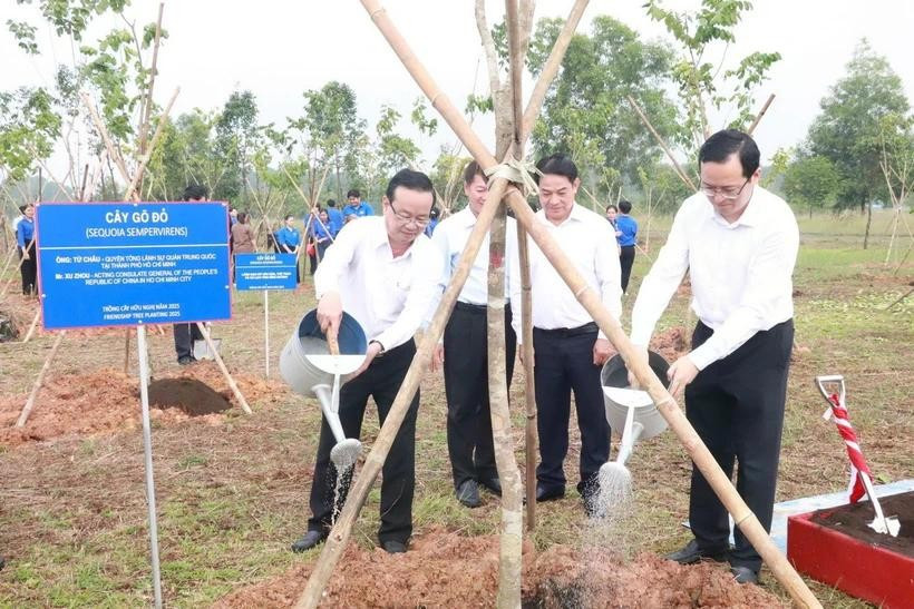 Representatives from Vietnamese and Chinese agencies plant trees at the event. (Photo: VNA)
