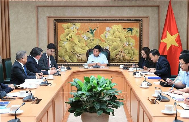 At the meeting between Deputy Prime Minister Nguyen Chi Dung (C) and AboitizPower President and CEO Danel C. Aboitiz. (Photo: VNA)