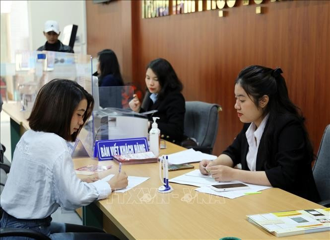 Staff at the Quang Binh Province Administration Service Centre handle administrative procedures for a local resident (Photo: VNA)