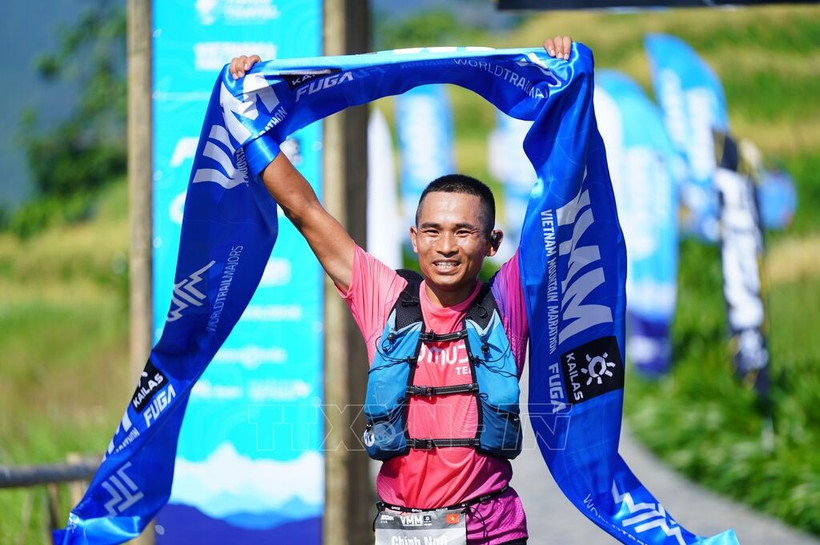 Ngo Van Chinh of the Sa Pa Ethnic Running Club finishes first with an impressive time of 13:00:10, setting a new course record for the race (Photo: VNA)