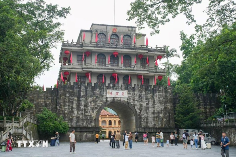 The Youyi Pass Fortress attracts many Chinese and Vietnamese visitors. (Photo: VNA)