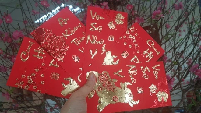 Lucky money giveaway is a long-standing practice that represents “mung tuoi” or “li xi" (Photo: VNA)