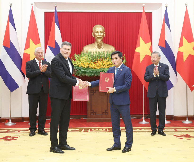 General Secretary of the Communist Party of Vietnam Central Committee To Lam (R, second row) and First Secretary of the Communist Party of Cuba Central Committee and President of Cuba Miguel Díaz-Canel Bermúdez witness exchange of the minutes of the 42nd session of the Vietnam–Cuba Intergovernmental Committee on economic and scientific–technical cooperation. (Photo: VNA)
