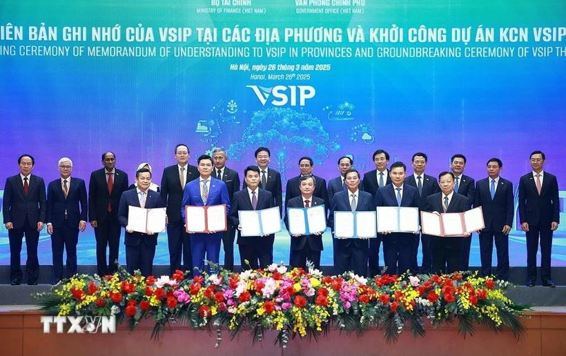 Prime Minister Pham Minh Chinh, his Singaporean counterpart Lawrence Wong and other delegates at the signing ceremony of MoUs on expanding VSIP network in Vietnam (Photo: VNA)
