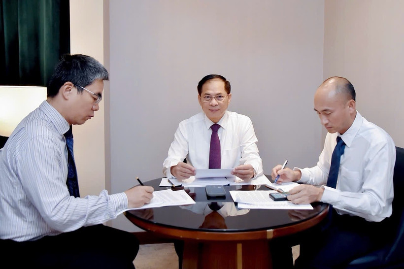Deputy Prime Minister and Foreign Minister Bui Thanh Son (centre) holds phone talks with Foreign Minister of the Republic of Korea (RoK) Cho Hyun on August 6. (Photo: VNA)