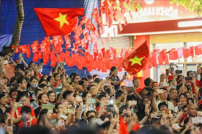 People watch the preliminary review of the parade on Trang Tien Street (Photo: VNA)