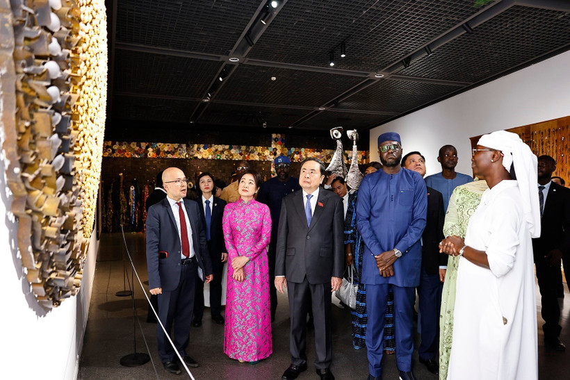 National Assembly Chairman Tran Thanh Man, his spouse Nguyen Thi Thanh Nga and a high-ranking Vietnamese delegation, tour the Museum of Black Civilisations in Dakar on the morning of July 24 (local time). (Photo: VNA)