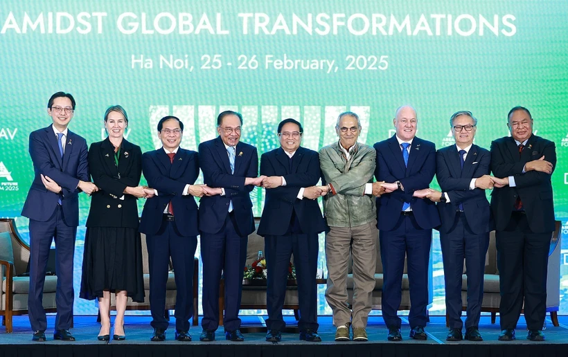 Prime Minister Pham Minh Chinh (C) and delegates pose for a group photo. (Photo: VNA)