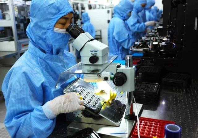 A camera component production line at a MCNEX VINA Company factory in Ninh Binh province, fully invested by the Korean company MCNEX Co., Ltd. (Photo: VNA)