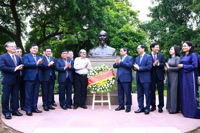 Prime Minister Pham Minh Chinh (fifth from right) and the Vietnamese delegation stand next to the statue of President Ho Chi Minh in New Delhi in July 2024. (Photo: VNA)