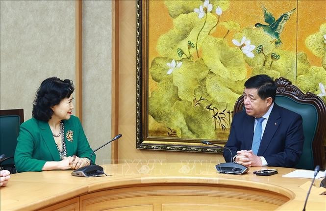 Deputy PM Nguyen Chi Dung (R) and CCSEZR Director Tao Yitao (Photo: VNA) 