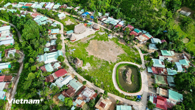 The programme has not only provided solid houses in place of ramshackle shelters scattered across the Truong Son mountains, but also helped strengthen the trust of ethnic minority communities in the policies and leadership of the Party and State. (Photo: VietnamPlus)