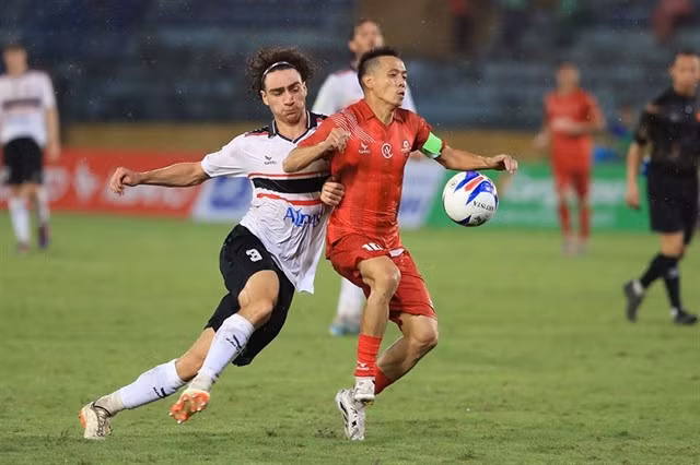 Captain Nguyen Van Quyet of Vietnam All Stars team (right) scores twice to help his side win 3-2 against Manchester Reds in a friendly match on June 30 in Hanoi (Photo: laodong.vn)