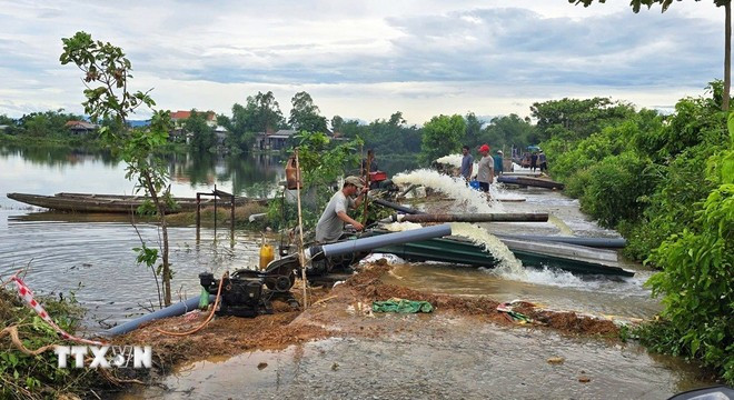 The Phu Ho agricultural cooperative in Phu Ho commune, Phu Vang district, Hue city mobilises manpower and pumps to drain floodwater and save rice crops for local farmers. (Photo: VNA)