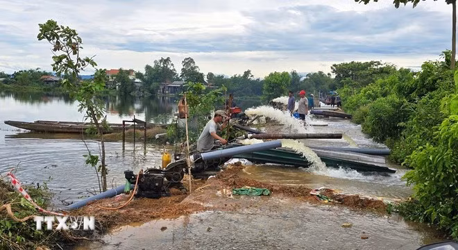 The Phu Ho agricultural cooperative in Phu Ho commune, Phu Vang district, Hue city mobilises manpower and pumps to drain floodwater and save rice crops for local farmers. (Photo: VNA)