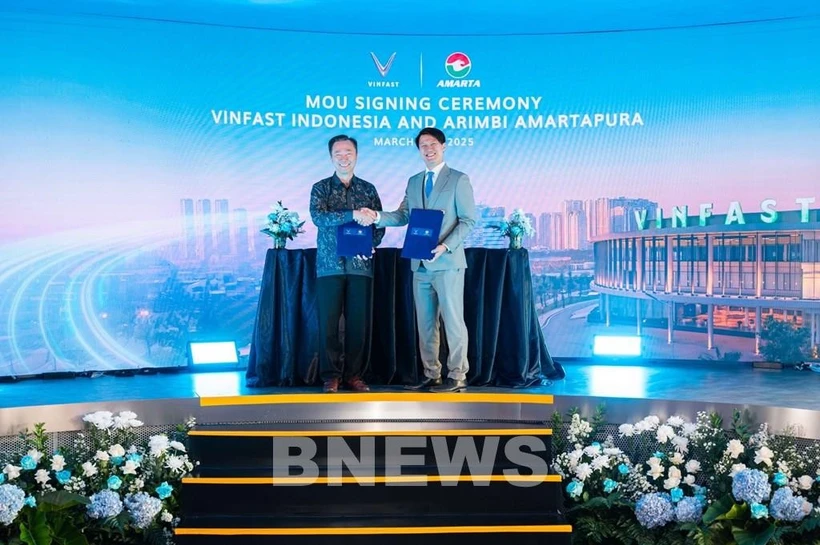 Pham Sanh Chau, CEO of VinFast Asia (left) and Angga Prawira Awang, CEO of Amarta at the signing ceremony. (Photo: VNA)