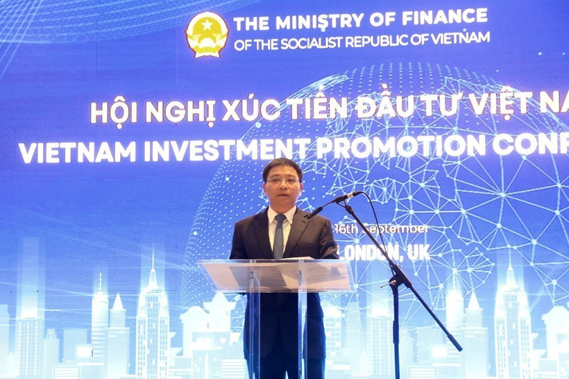 Finance Minister Nguyen Van Thang speaks at the Vietnam Investment Promotion Conference in the UK on September 16. (Photo: VNA)