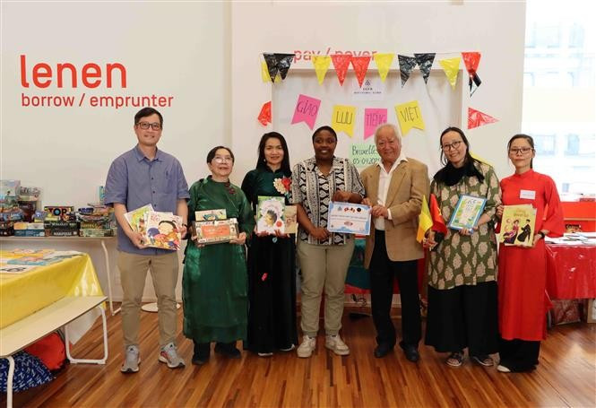 Representatives of General Association of Vietnamese in Belgium presents books to Muntpunt Library in Brussels (Photo: VNA)