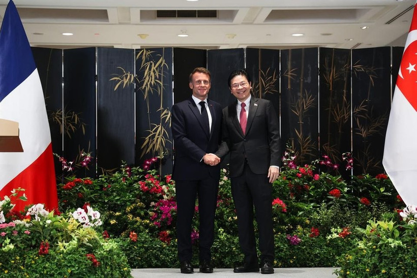 Singaporean Prime Minister Lawrence Wong (right) and French President Emmanuel Macron witness the exchange of 13 agreements at a ceremony in Parliament House on May 30 (Photo: The Straits Times)
