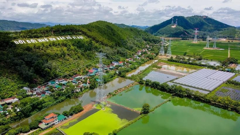 The Quang Trach-Pho Noi 500kV circuit-3 power transmission line, completed in September 2024, ensures a stable power supply for the northern region and contributes to its economic development. (Photo: VNA)
