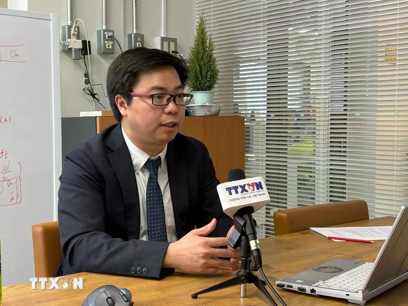Chairman of the Association of Vietnamese Intellectuals in Japan Dr. Le Duc Anh talks to Vietnam News Agency correspondents in Tokyo. (Photo: VNA)