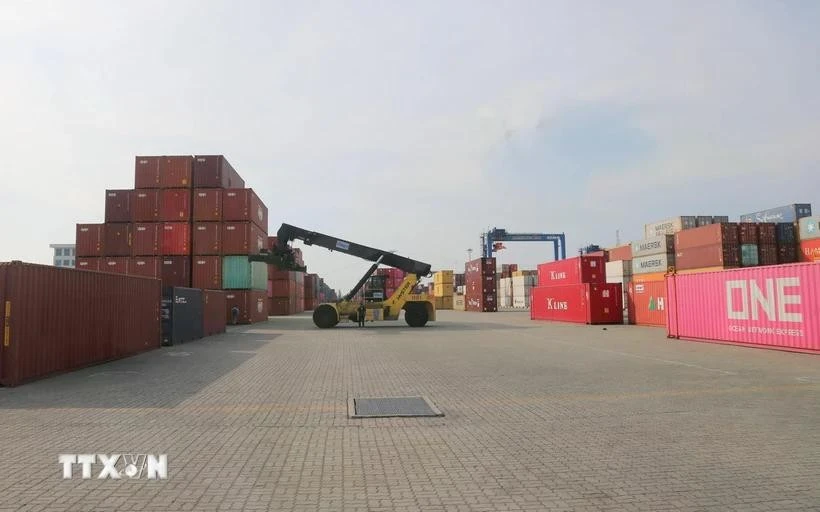 Loading/unloading goods at the port of Tan Cang Hai Phong International Container Terminal Company Limited. (Photo: VNA)