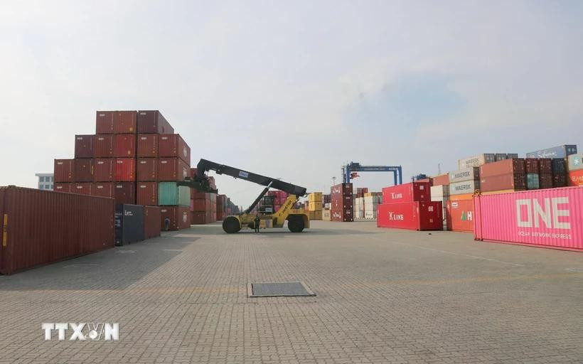 Loading/unloading goods at the port of Tan Cang Hai Phong International Container Terminal Company Limited. (Photo: VNA)