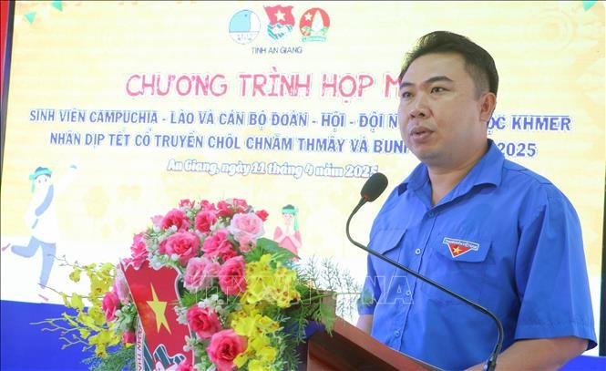 Vice Secretary of the An Giang provincial Youth Union and President of the provincial Vietnam Youth Federation Do Minh Sang speaks at the gathering. (Photo: VNA)