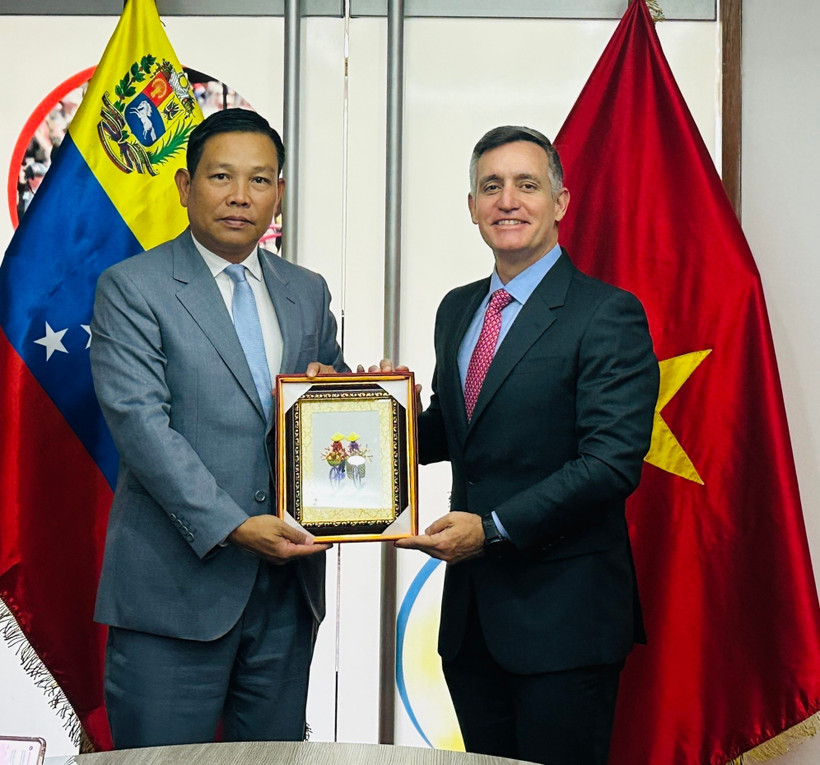 Vietnamese Ambassador to Venezuela Vu Trung My gives a present to Venezuelan Sports Minister Franklin Cardillo. (Photo: The courtesy of the embassy)