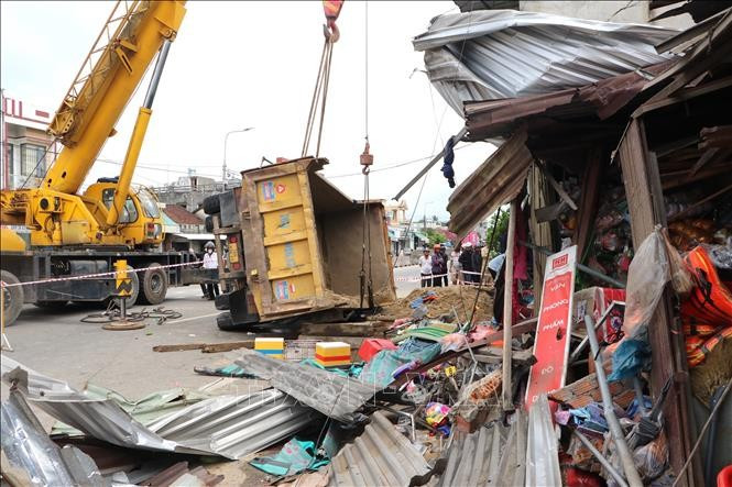 A traffic accident happens in the central province of Quang Ngai on May 26. (Photo: VNA)